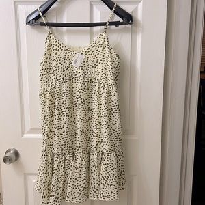Color cream, M button front spotted print dress.